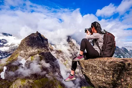 Fotograf sitter på en fjelltopp